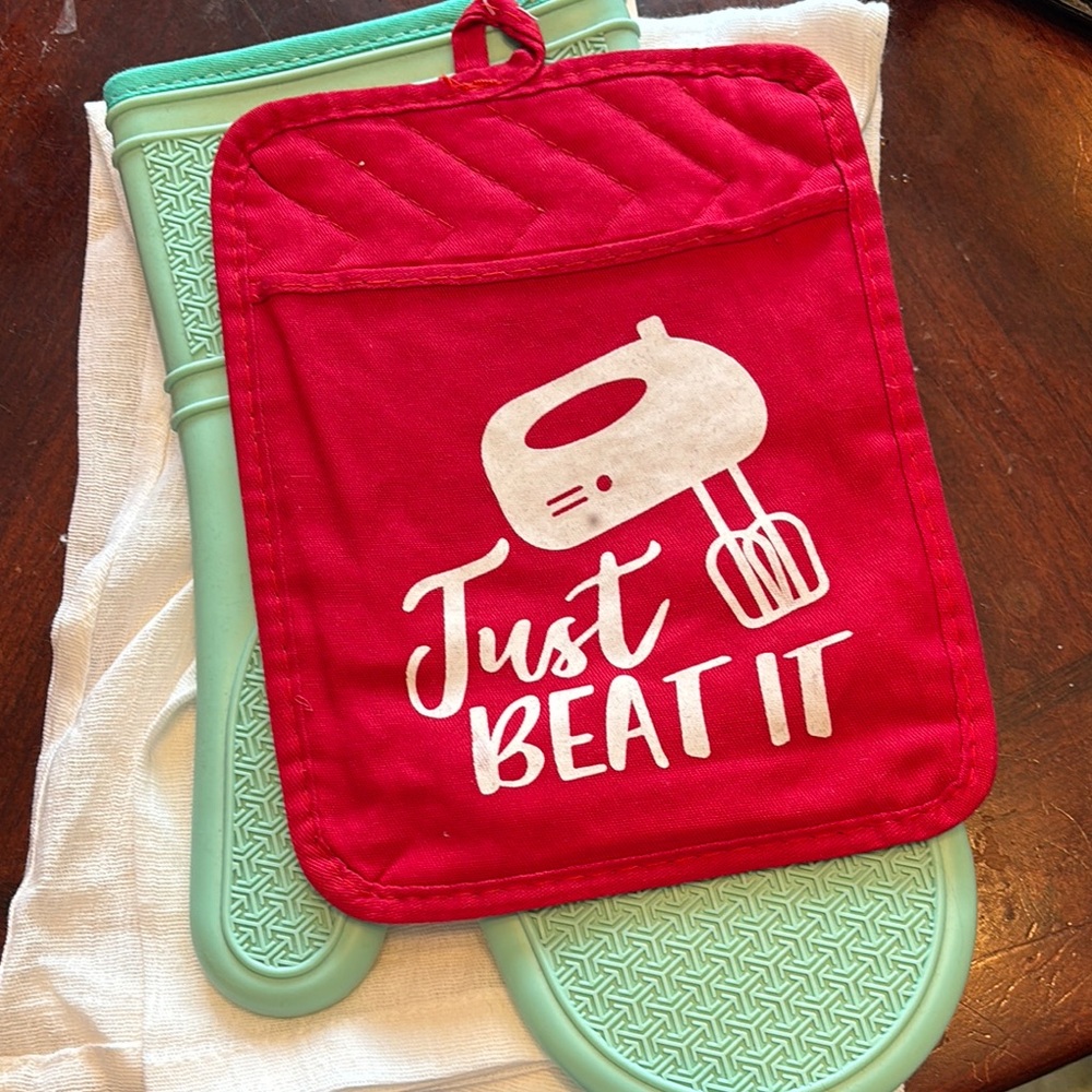 Whimsical theme Red and Green Kitchen Oven Mitt Set